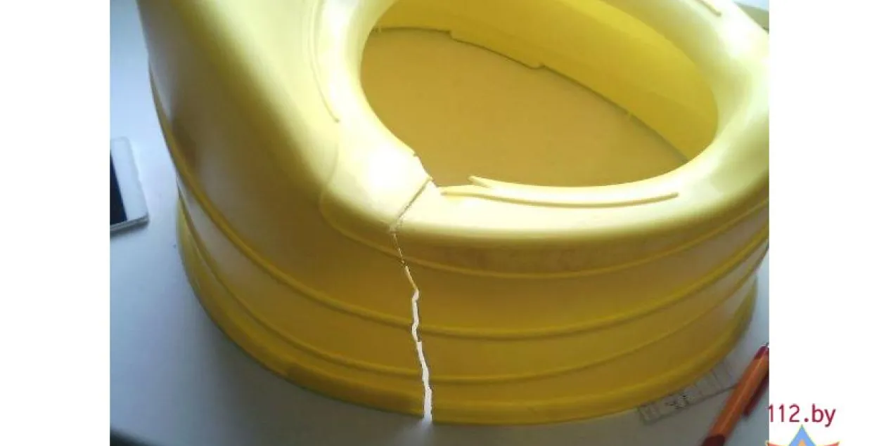 У Мінску ратавальнікі вызвалялі галаву дзіцяці з пластыкавага гаршчка