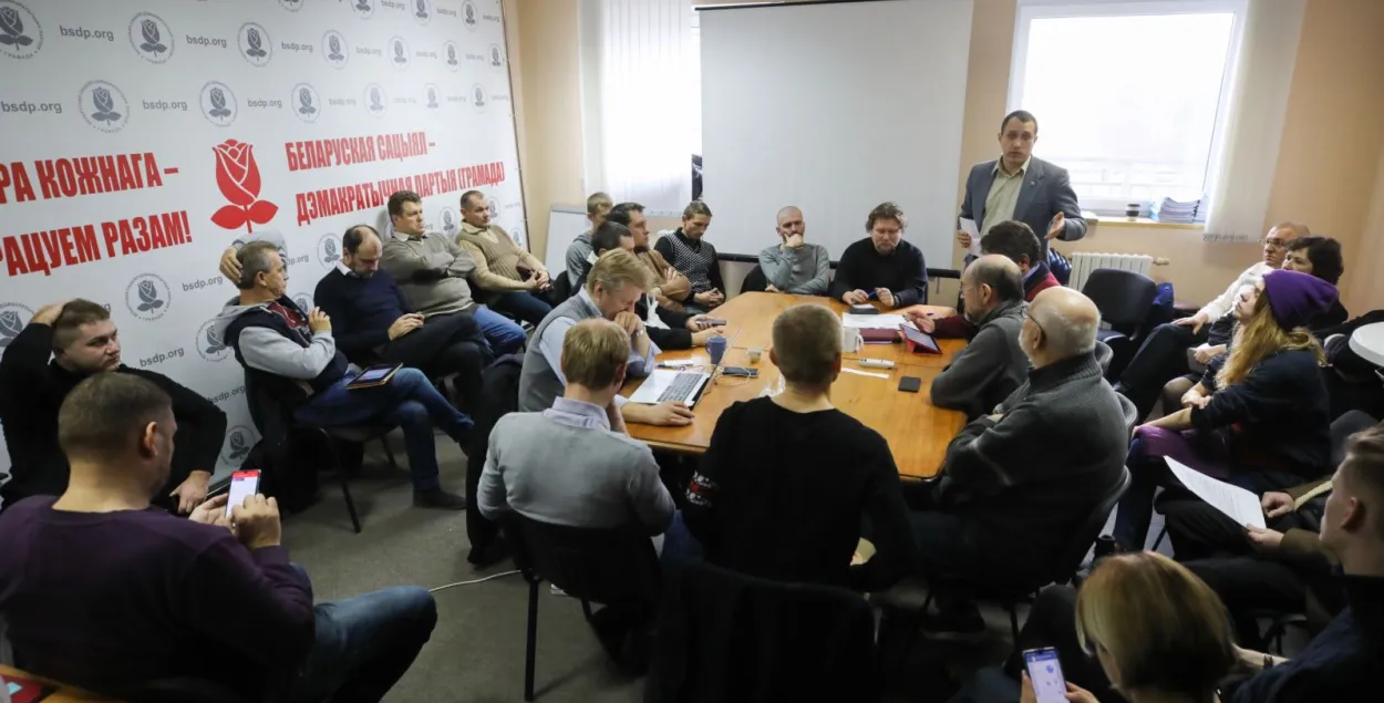 Беларуская апазіцыя не вырашыла, што рабіць з плакатам „Расія дз..мо?“