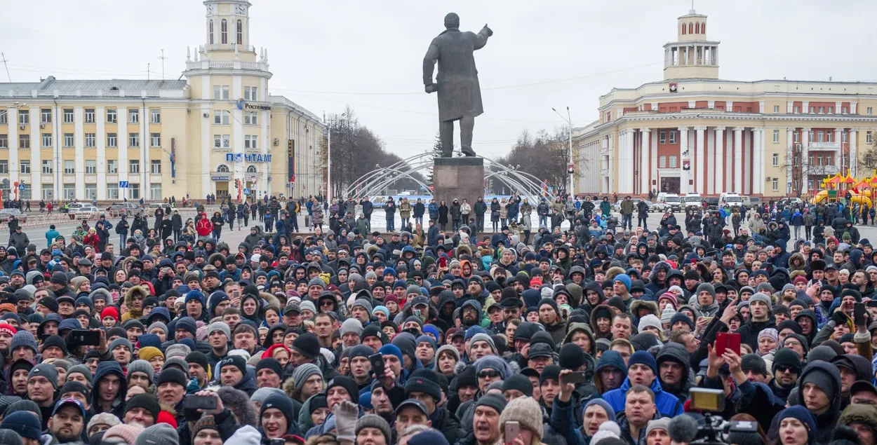 Тысячы людзей выйшлі на стыхійны мітынг у Кемераве, Пуцін да іх не выйшаў. Відэа