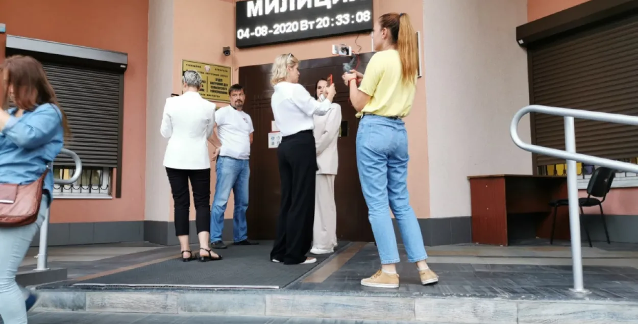 Колесникова, Цепкало и Тихановская возле милиции в Солигорске / lider-press.by