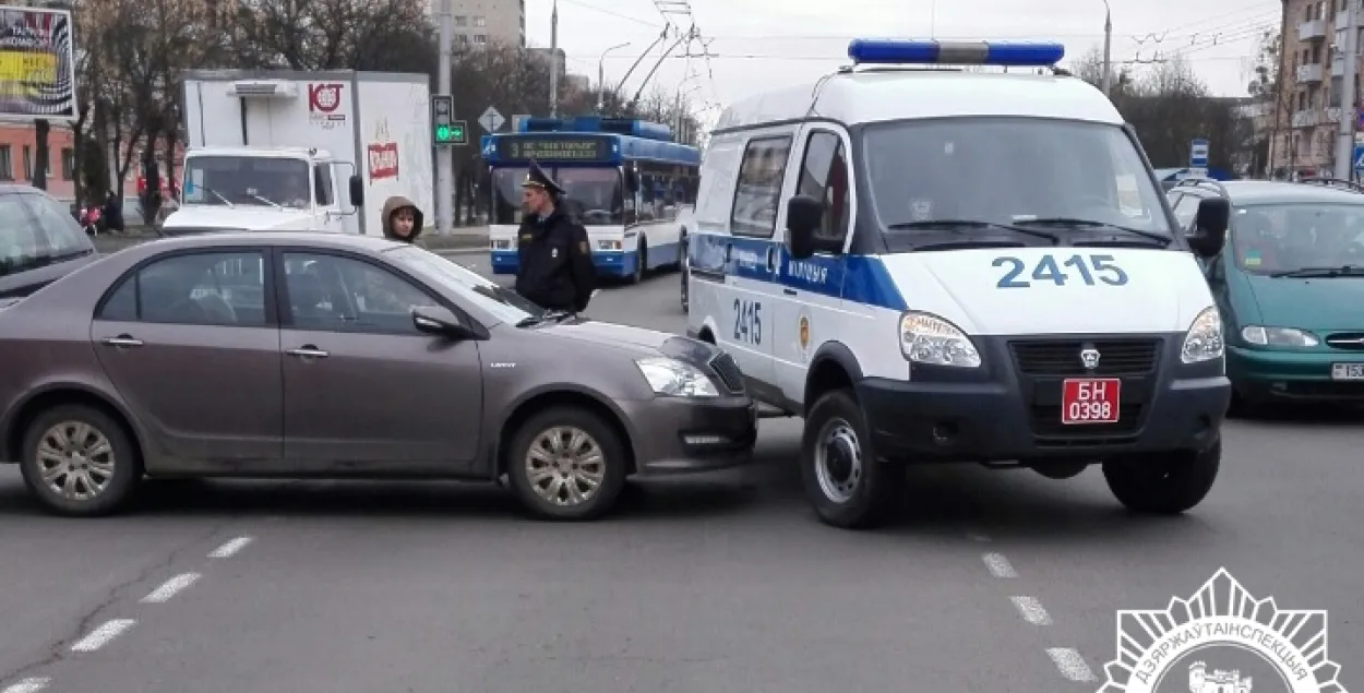 У Брэсце аўтамабіль міліцыі паехаў на чырвонае святло і ўчыніў ДТЗ (відэа)