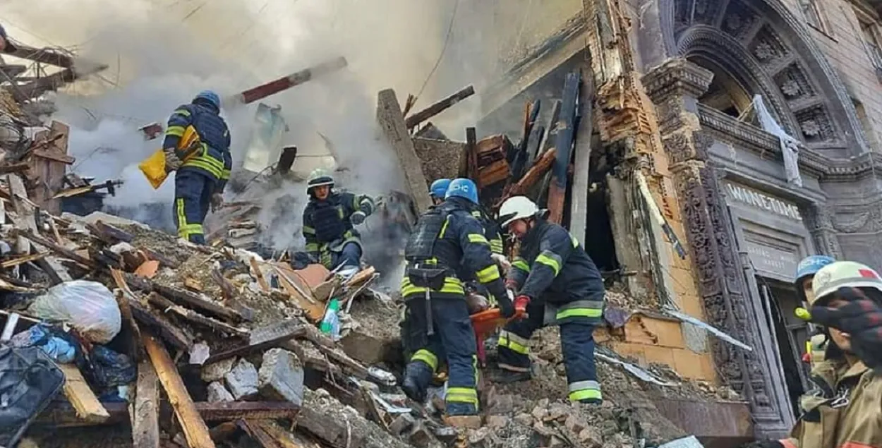 Ратавальнікі разбіраюць завалы ў Запарожжы пасля траплення ракеты ў жылы дом /&nbsp;@dsns_telegram
