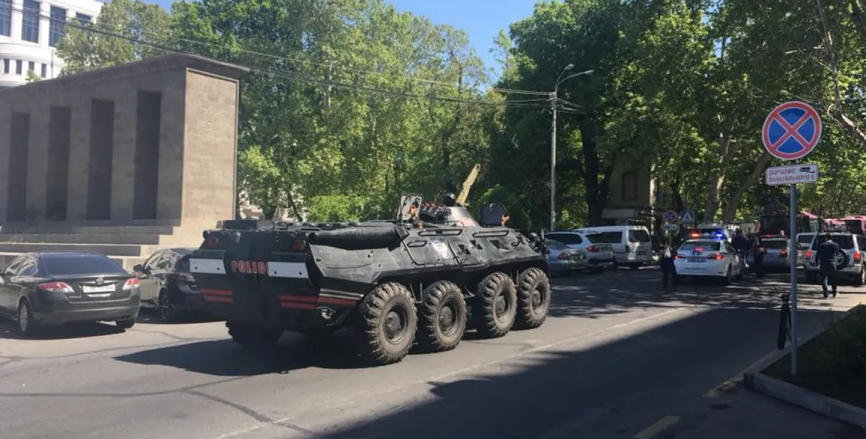 Бронетэхніка ў цэнтры Ерэвана (відэатрансляцыя)