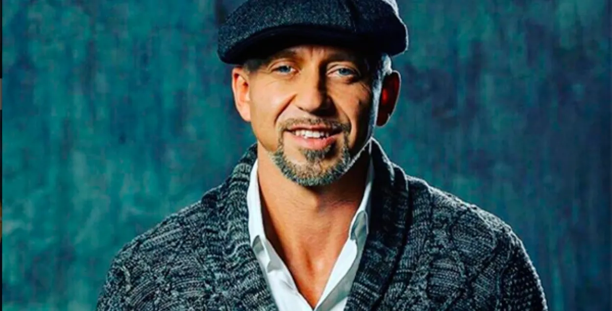 Беларускі спявак Сярога "замініраваў" самалёт у Маскве, яго затрымалі