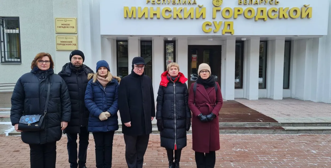 Еўрапейскія дыпламаты каля суда / https://www.facebook.com/posolstvogermaniiminsk
