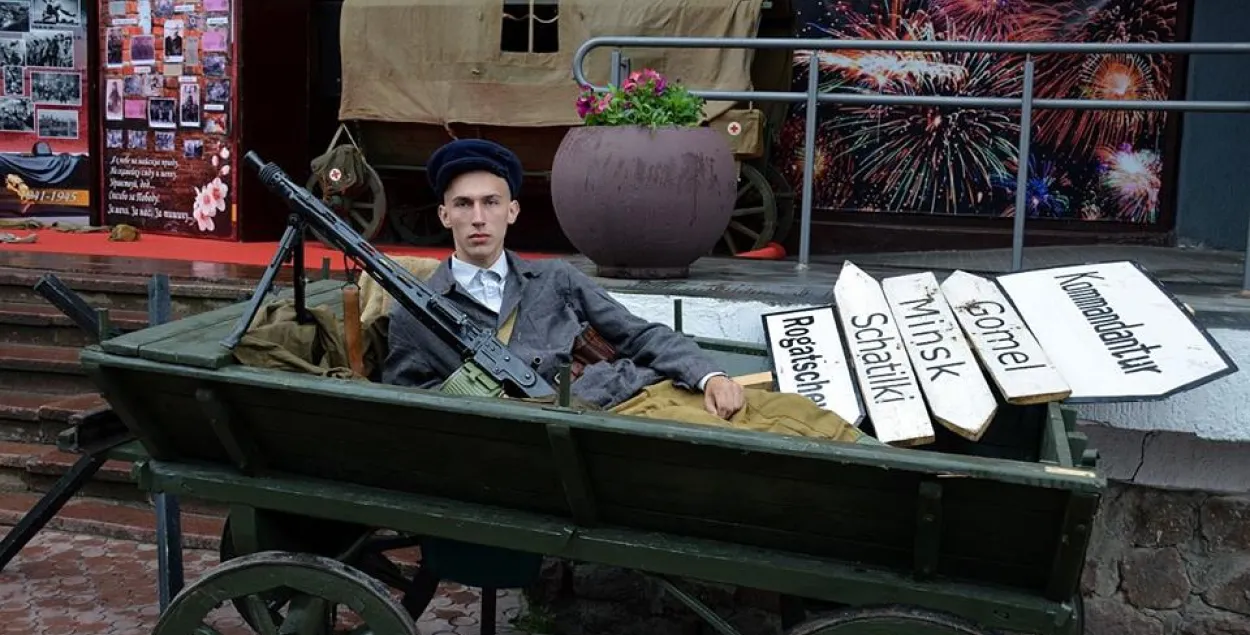 Увесь трэш беларускіх парадаў: чалавек-цэгла з Гомеля і віцебскія тармазы