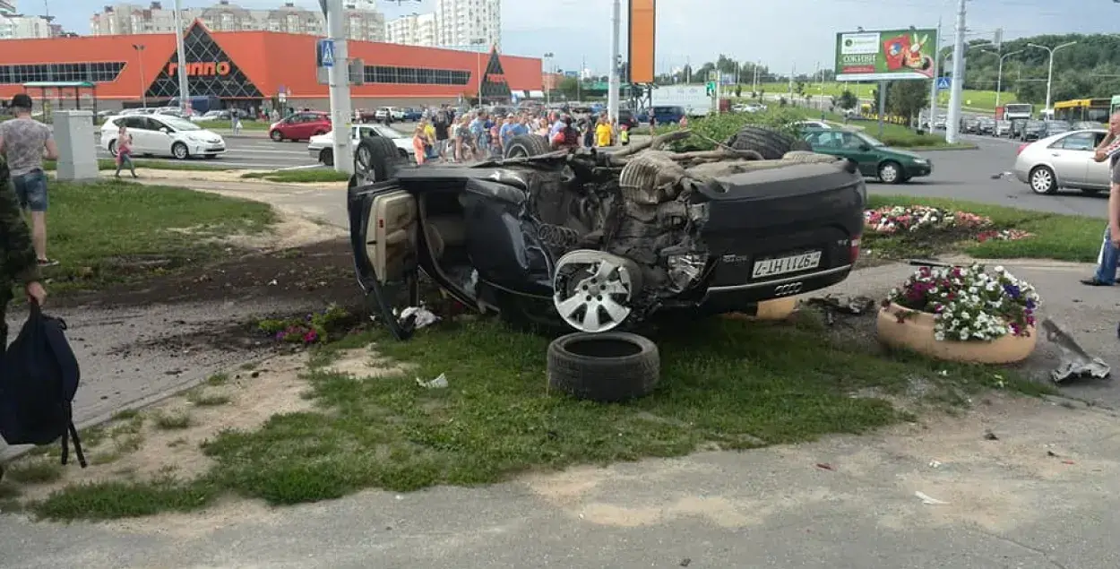 У Мінску Volvo апынуўся на тратуары і перакуліўся, людзей выратавалі кветнікі