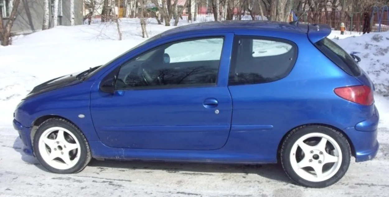 Вучань станцыі тэхабслугоўвання на чужым аўтамабілі катаў сваю дзяўчыну