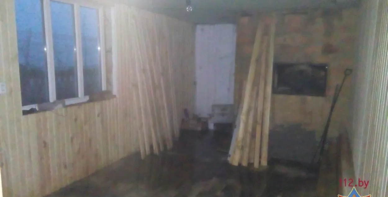 У Столінскім раёне хлопчык самастойна тушыў пажар і атрымаў апёкі ног