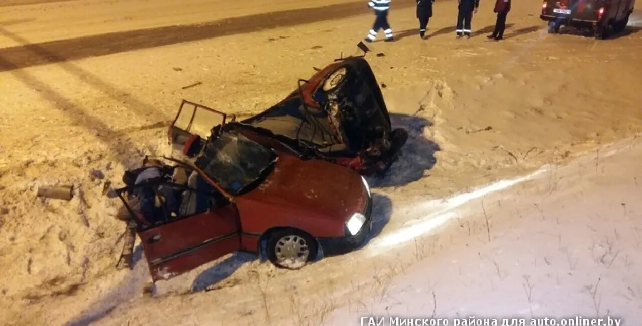 У Мінскім раёне Opel разарвала на часткі, пасажырка загінула, кіроўца ўцёк