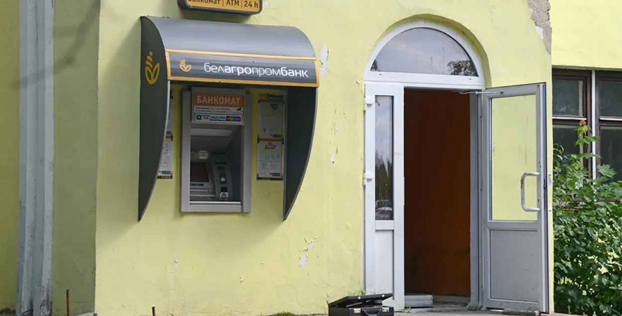 У Іванаўскім раёне невядомыя ўскрылі банкамат (фота)