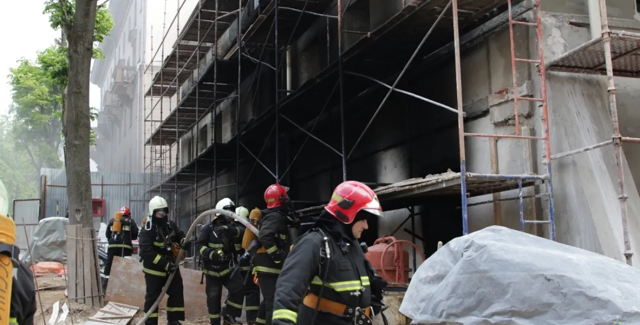У Мінску гарэў гістарычны трохпавярховы будынак (фота, відэа)