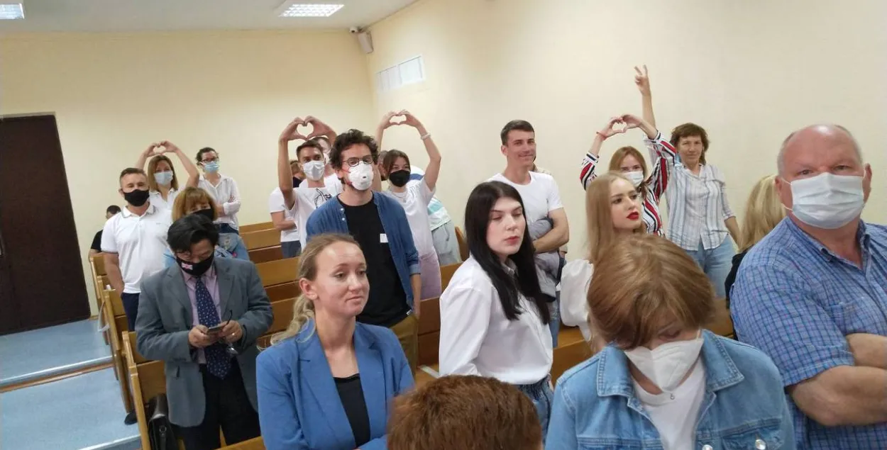 Некоторые присутствующие в зале суда показывали Виктору Бабарико "сердце" / @viktarbabarykaofficial
