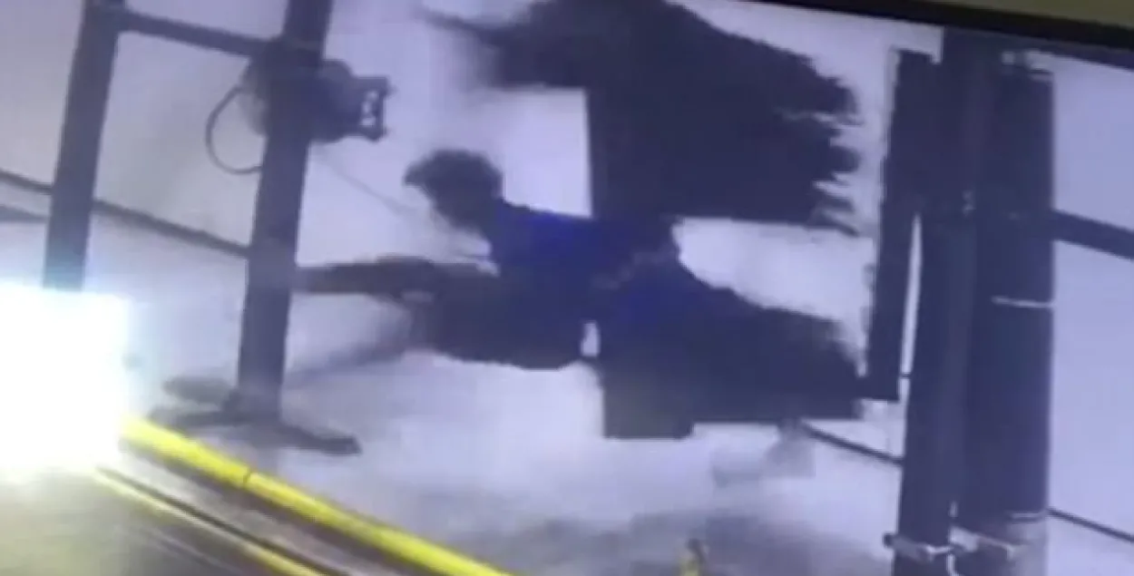 Работніка бразільскай аўтамыйкі наматала на шчотку (відэа)