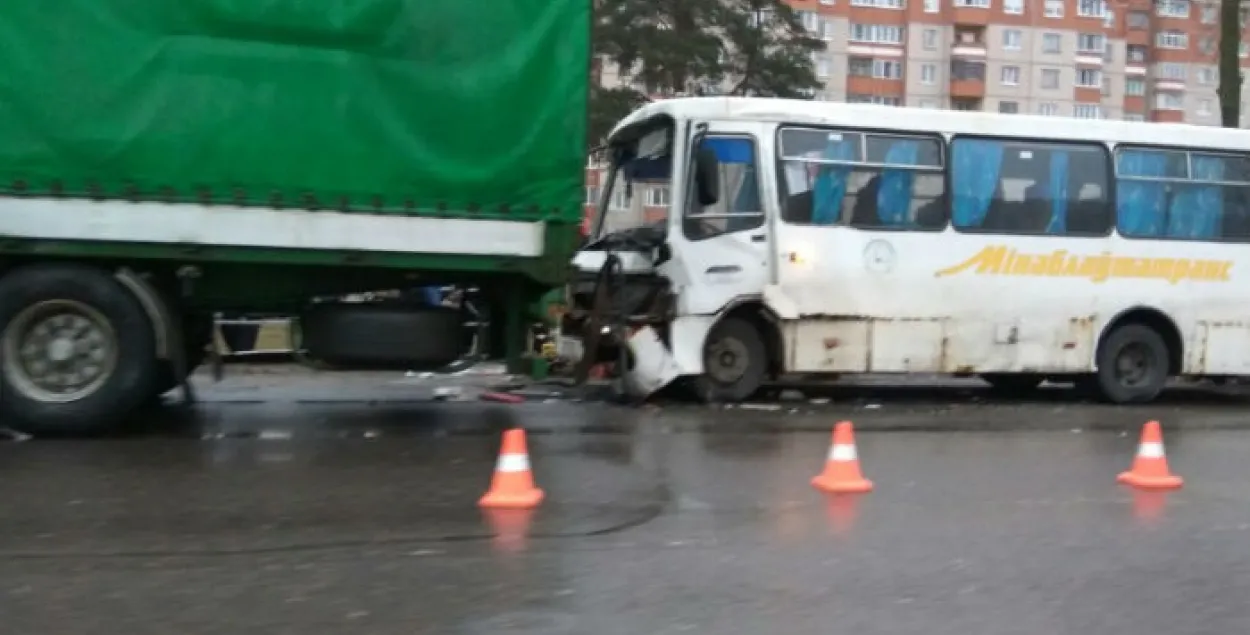 Адбылося сутыкненне рэйсавага аўтобуса "Жодзіна — Мінск" і грузавіка (фота)