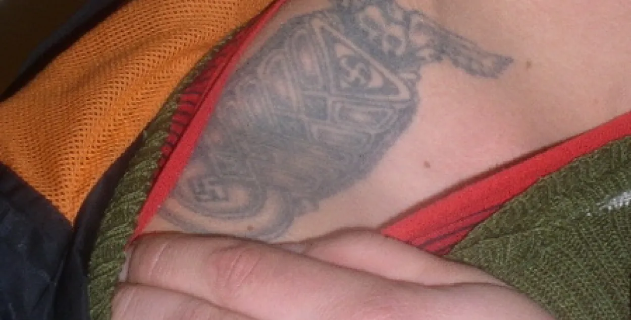 У Мінску затрымалі эксгібіцыяніста са свастыкамі (фота)