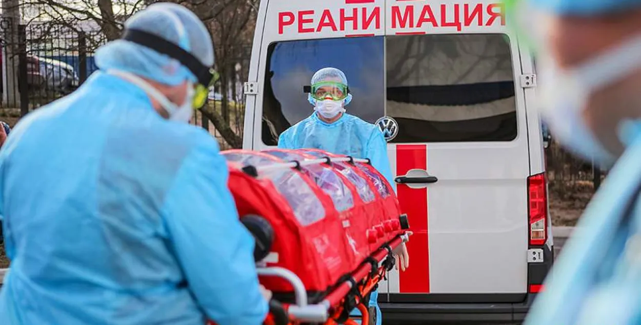 Белорусские медики во время работы с коронавирусным пациентом: minsknews.by