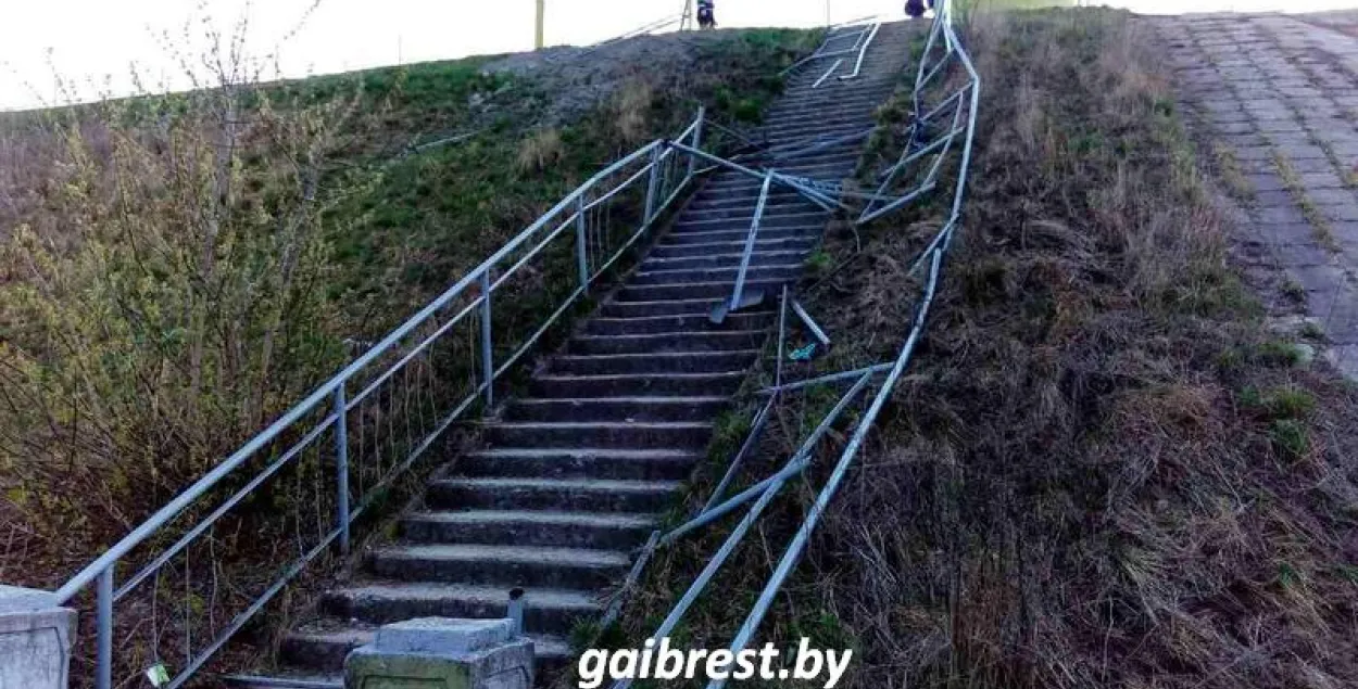 У Брэсце з моста ўпаў аўтамабіль Volkswagen Sharan (фота)