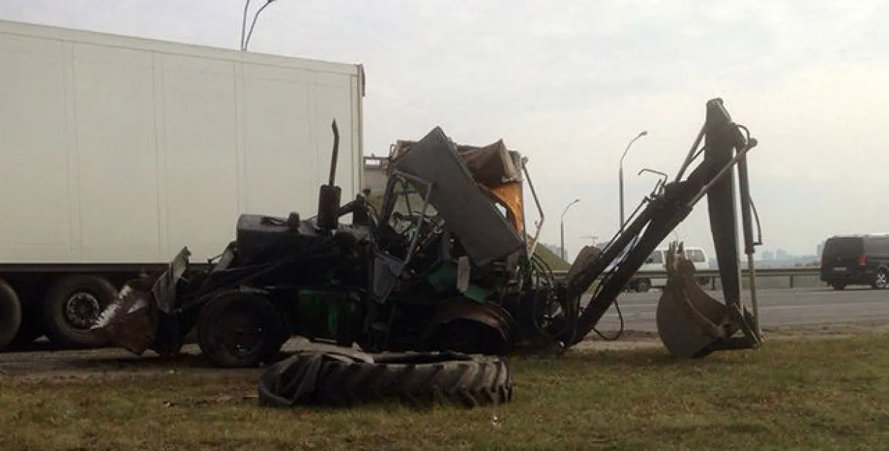 На МКАД сутыкнуліся фура і трактар, і гарэў мікрааўтобус (фота)