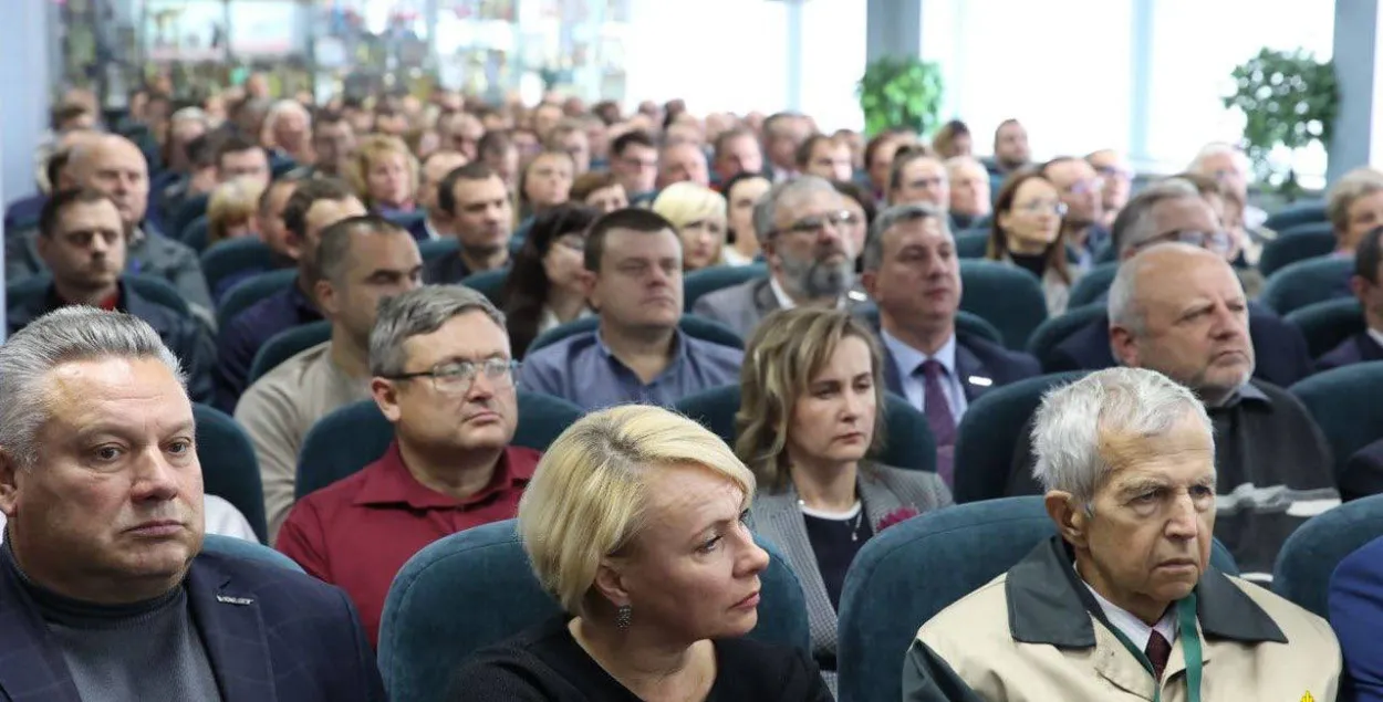 Працаўнікі Мінскага завода колавых цягачоў слухаюць, "адкуль на Беларусь рыхтаваўся напад" / t.me/modmilby