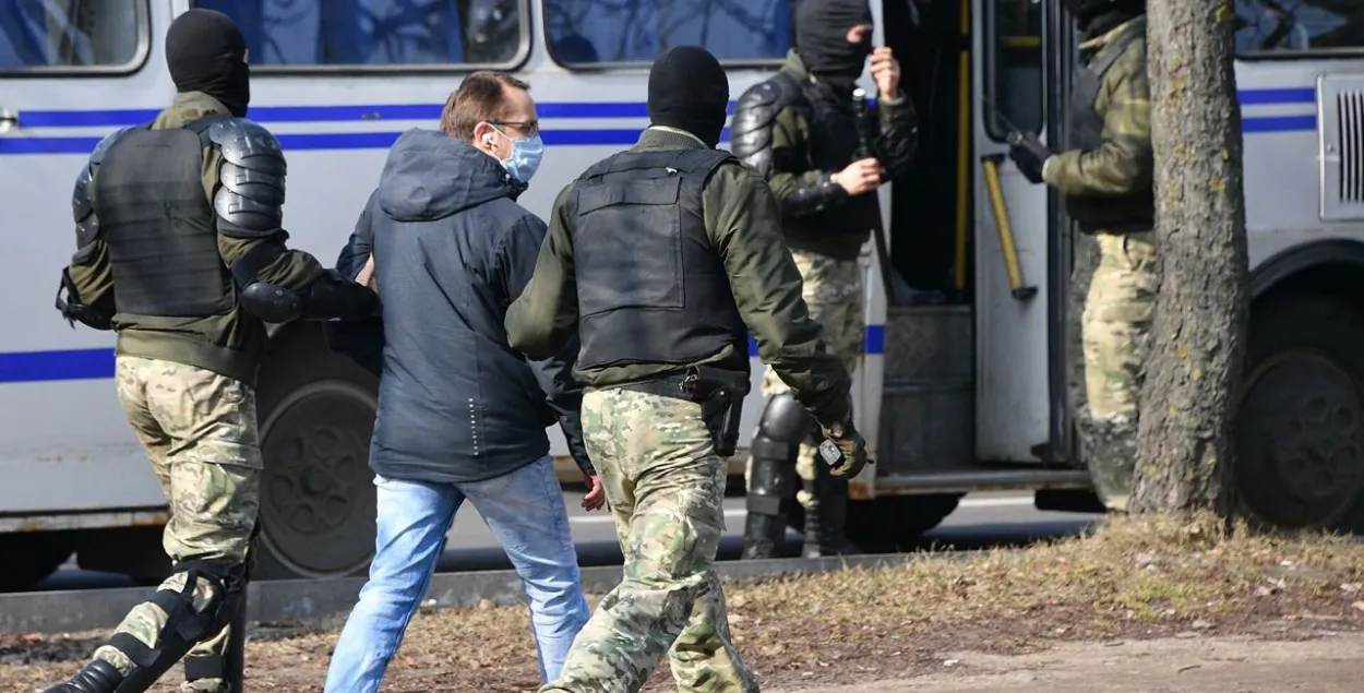 "Майстра на гадзіну" затрымалі з улёткамі з рэкламай яго паслуг