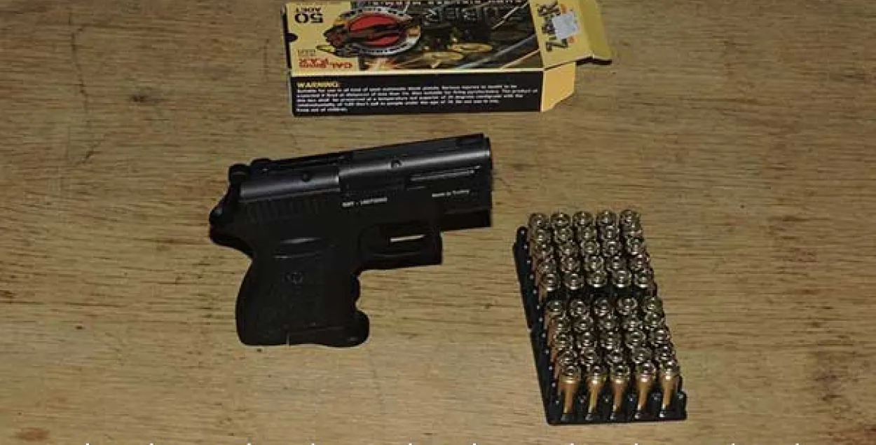 Фотафакт: Мінчук вяртаўся з Украіны з пісталетам