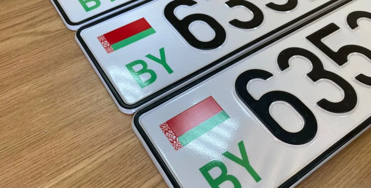 У Беларусі кіроўцам пачалі выдаваць рэгістрацыйныя знакі новага ўзору