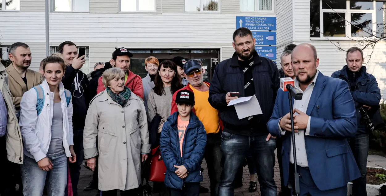Группа поддержки на крыльце РУВД / svaboda.org