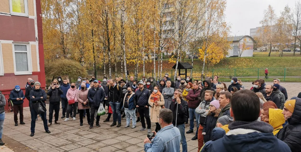 Мужчыну, які трымаў плакат "Вучні, вы неверагодныя", асудзілі на 15 сутак