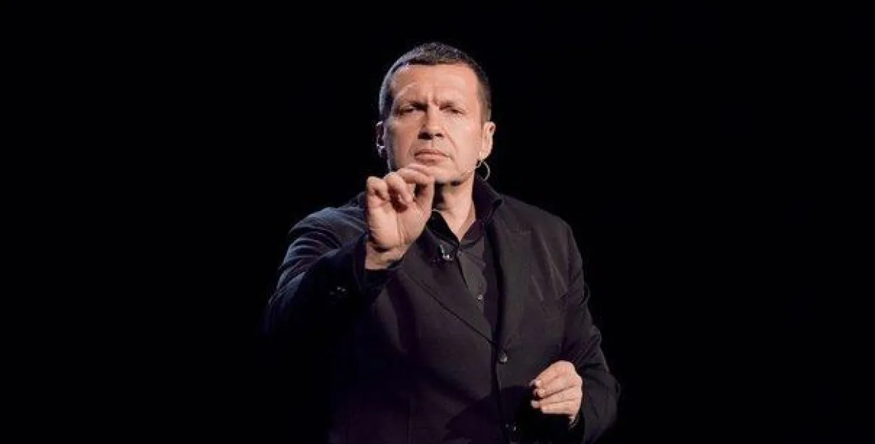 Салаўёў бярэ перададзеную запіску, чытае: “Забярыце нас, як Крым, да сябе!”