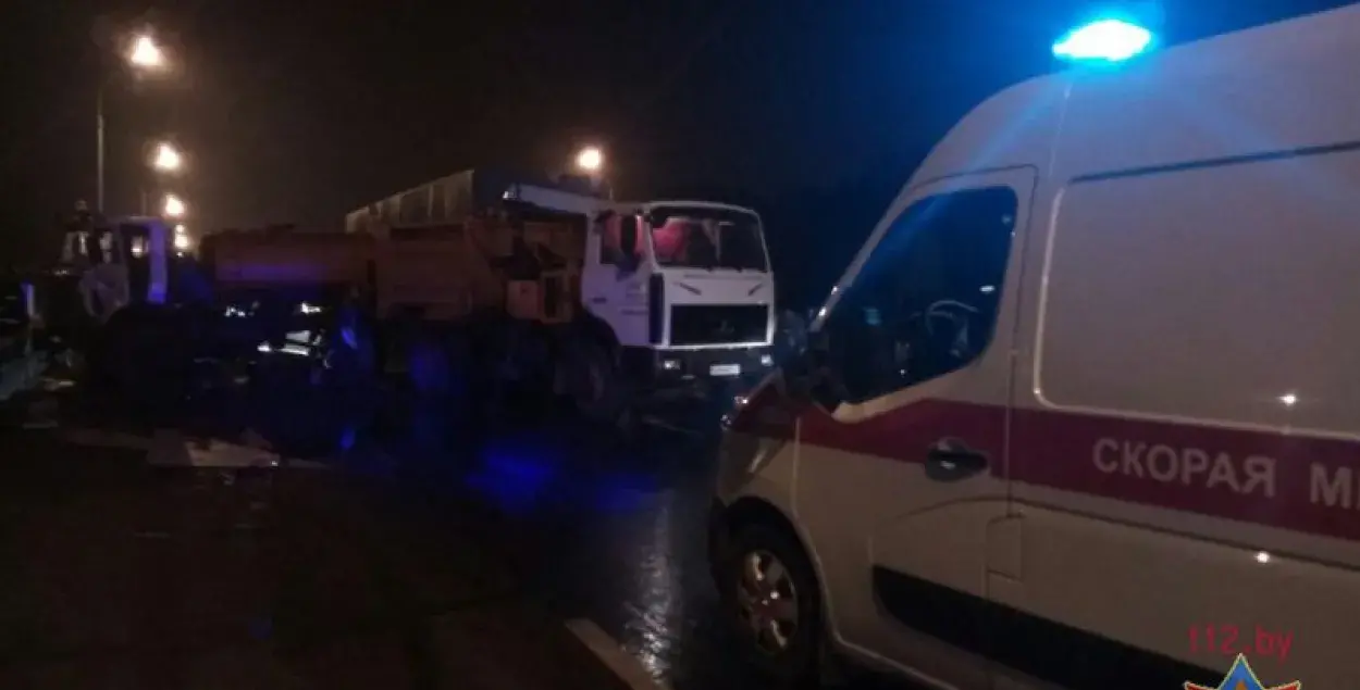 Здымкі з месца аўтааварыі, дзе фура пратараніла машыну дарожных рабочых