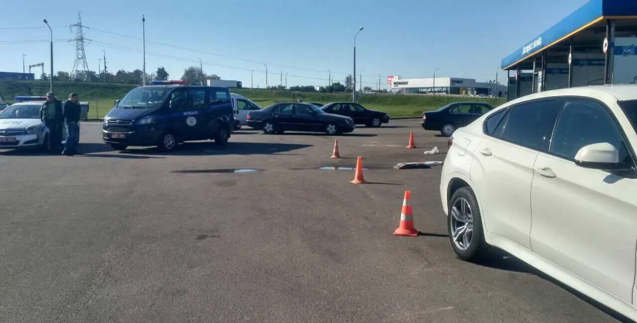 У Мінску на аўтазапраўцы BMW наехаў на работніцу аўтамыйкі