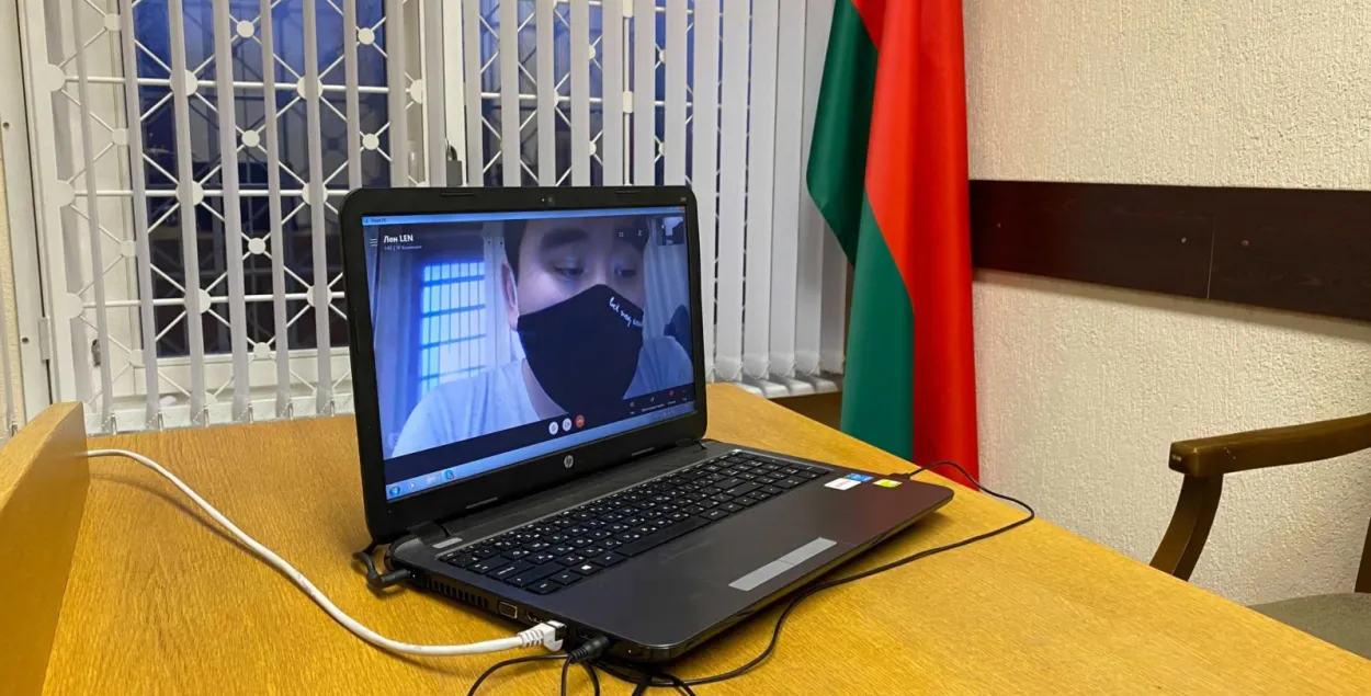 Максим Лаврецкий свидетельствует по видеосвязи в суде / svaboda.org