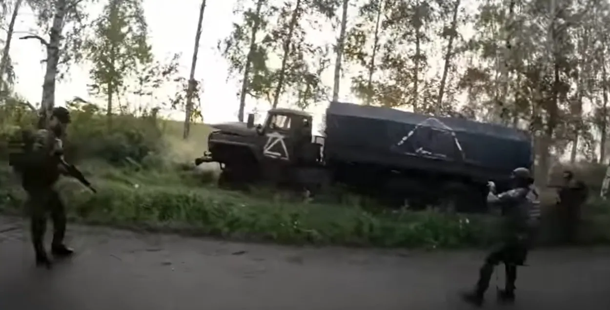 Чачэнскія добраахвотнікі каля спыненага грузавіка / Кадр з відэа ГУР Украіны
