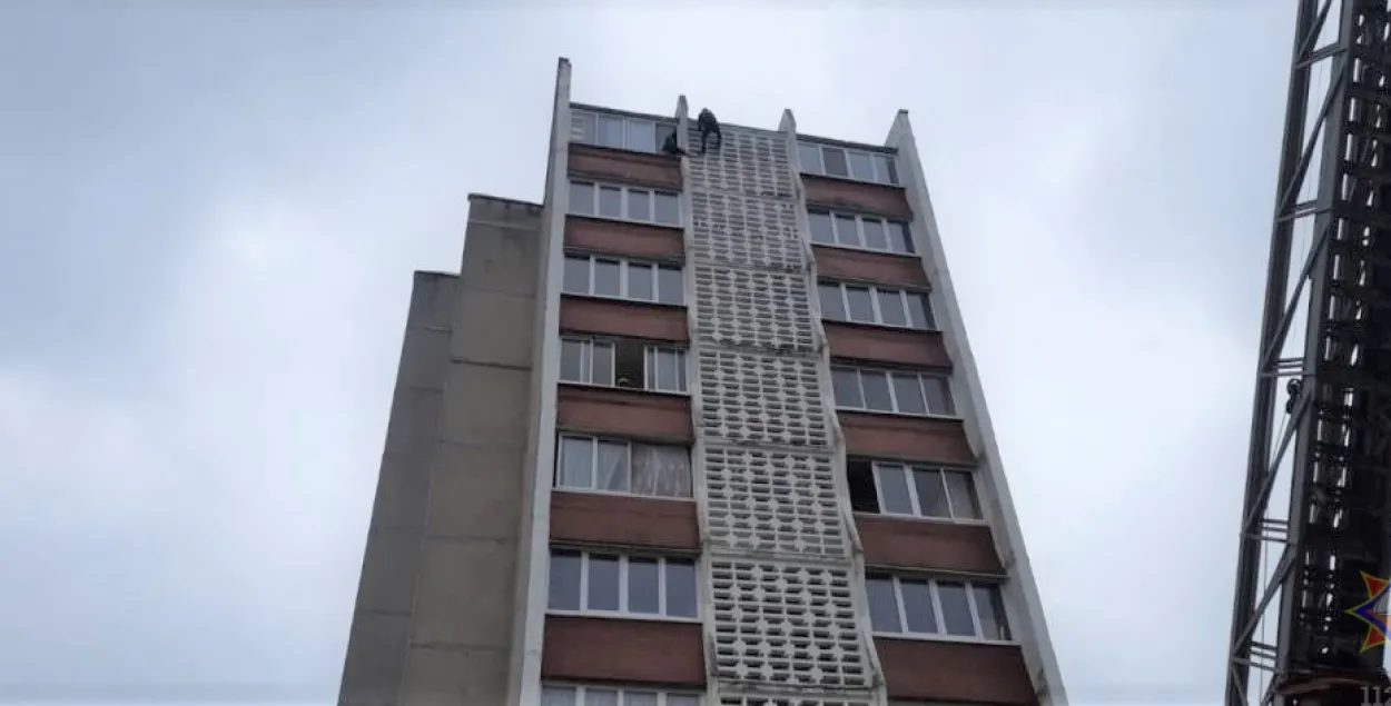 Мужчина на стене дома / minsk.mchs.gov.by