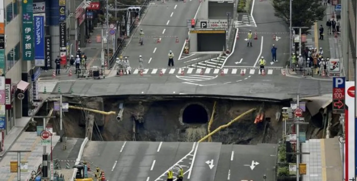 У японскім горадзе на вуліцы ўтварылася вялізная варонка (фота, відэа)