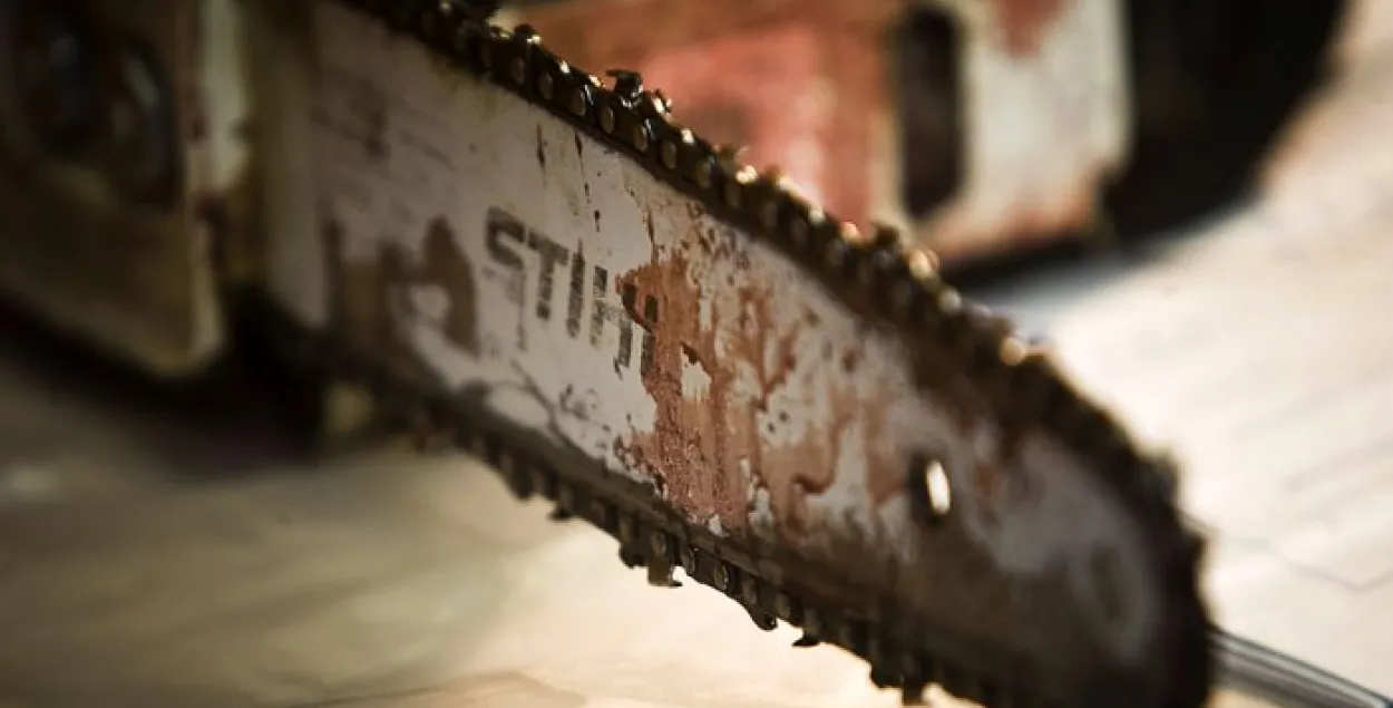 У Баранавічах мужчына пагражаў жонцы адрэзаць галаву бензапілой