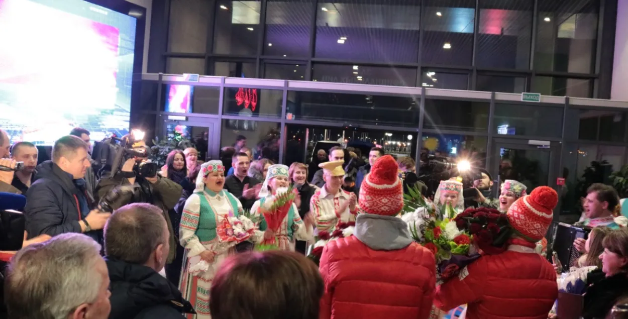 У Мінску паралімпійцаў сустракалі з аркестрам і караваем (фотарэпартаж)