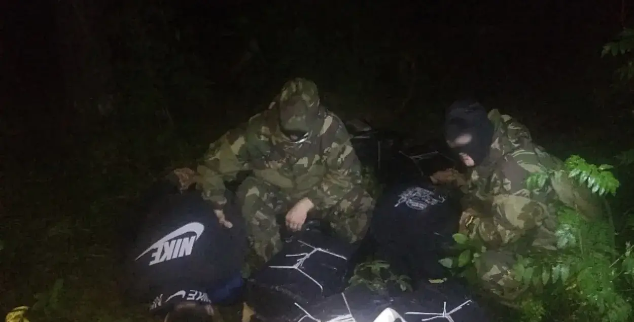 Школьнікі з Астравецкага раёна спрабавалі перакінуць партыю цыгарэт у Літву