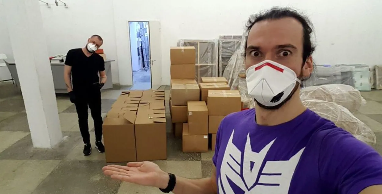 Актывісты кампаніі "ByCovid-19 &mdash; дапамога лекарам Беларусі" ў будынку галерэі "Ў", якая часова перадала сваё памяшканне пад склад / сацыяльныя сеткі