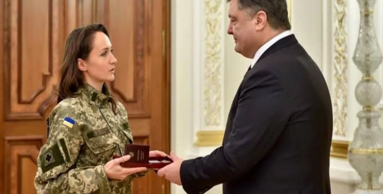 Президент Украины Пётр Порошенко вручает Ольге Омельчук орден "За мужество", фото khm.depo.ua