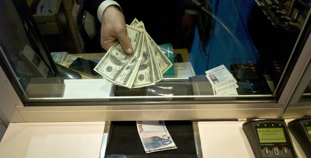 У Мінску шукаюць жанчыну, якой касір у банку выдала лішнія 2250 рублёў