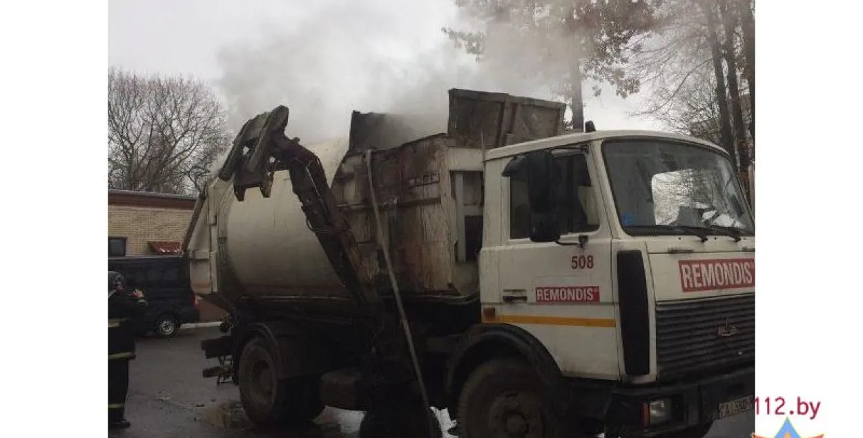 У Мінску ў пажарную частку прыехаў смеццявоз, які загарэўся (фота, відэа)