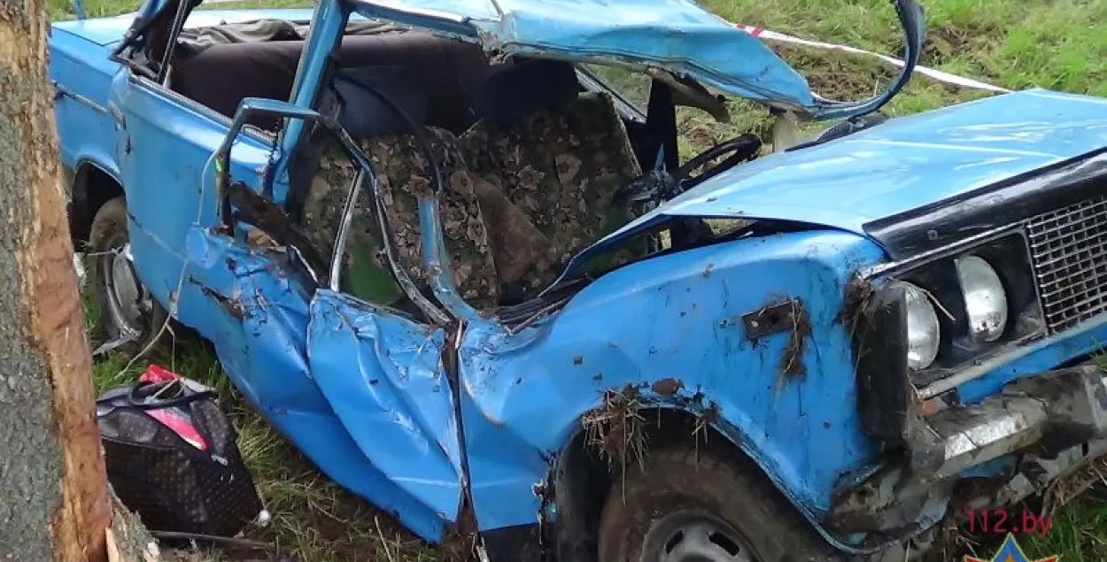 Пад Брэстам ВАЗ сутыкнуўся з дрэвам, жанчына-кіроўца была заблакавана ў салоне