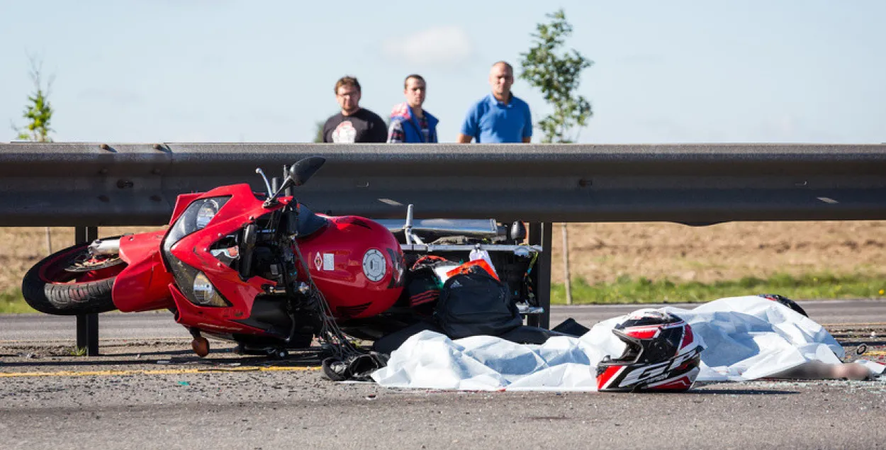 Сёння на МКАД матацыкл сутыкнуўся з легкавіком, адзін загінулы