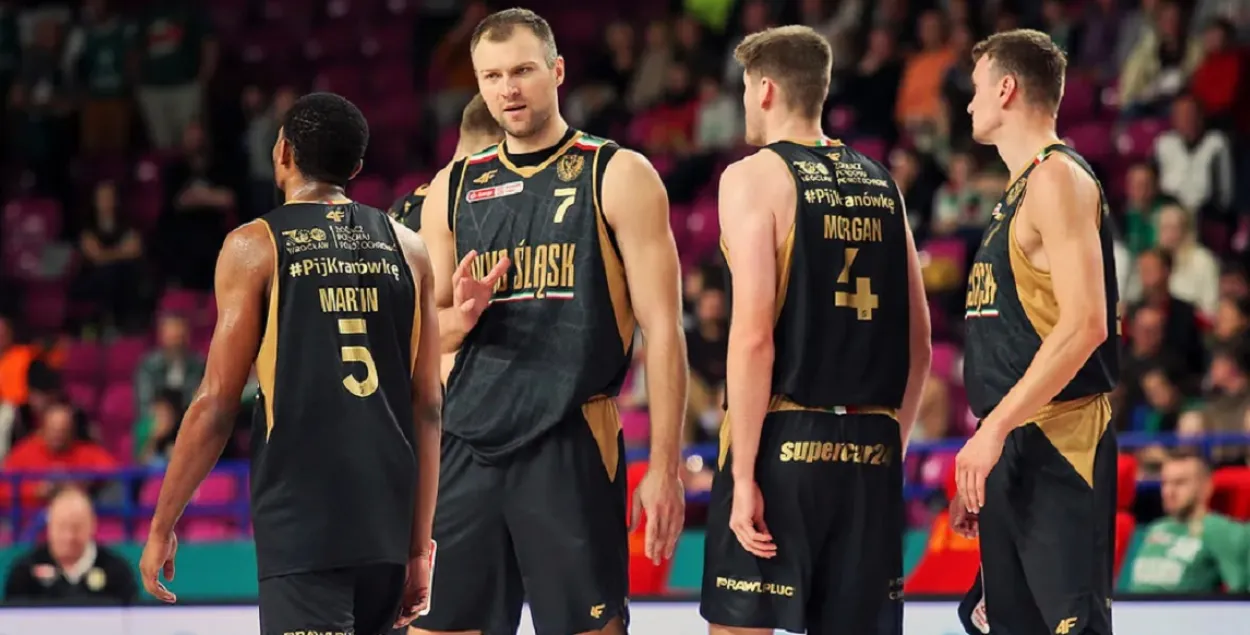 Арцём Парахоўскі (у цэнтры) / Andrzej Romański / Energa Basket Liga