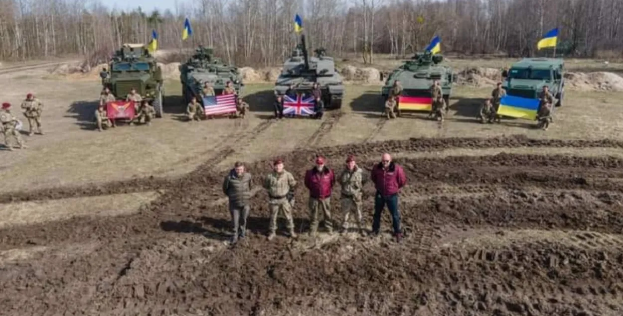 Challenger 2 і іншая заходняя бронетэхніка пад украінскімі сцягамі / https://www.facebook.com/MinistryofDefence.UA
