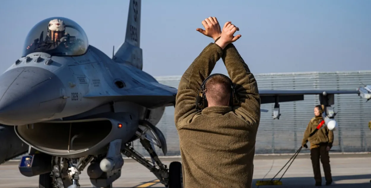 Знішчальнік F-16 / Reuters
