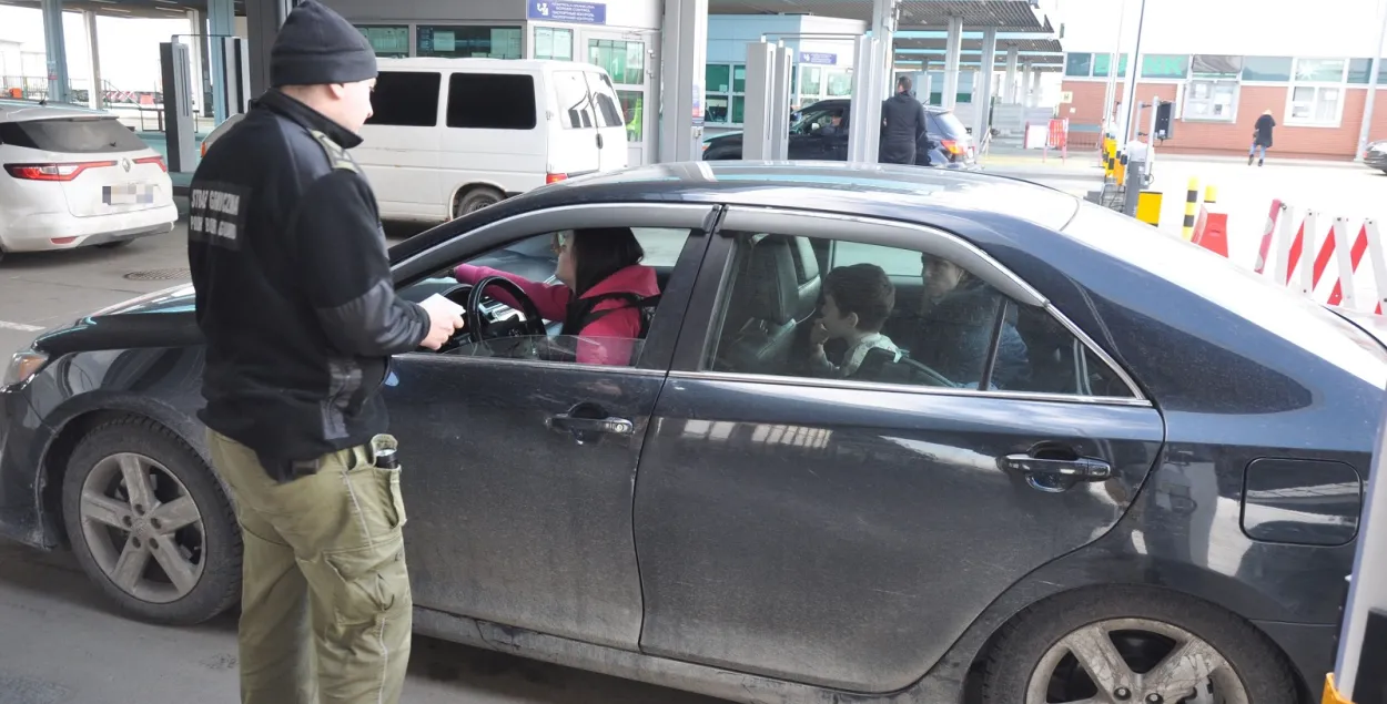 Украінская сям'я выязджае ў Польшчу / twitter.com/Straz_Graniczna
