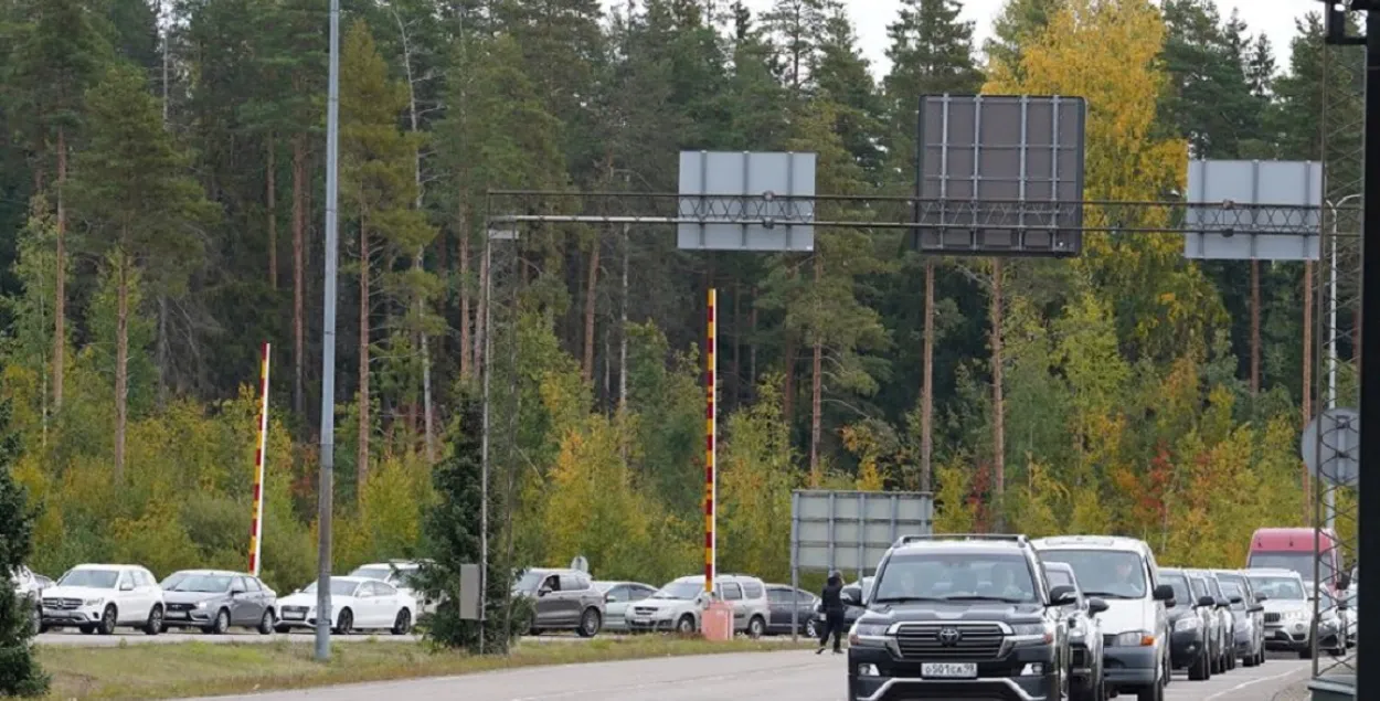 Очередь автомобилей на российской границе / reuters.com